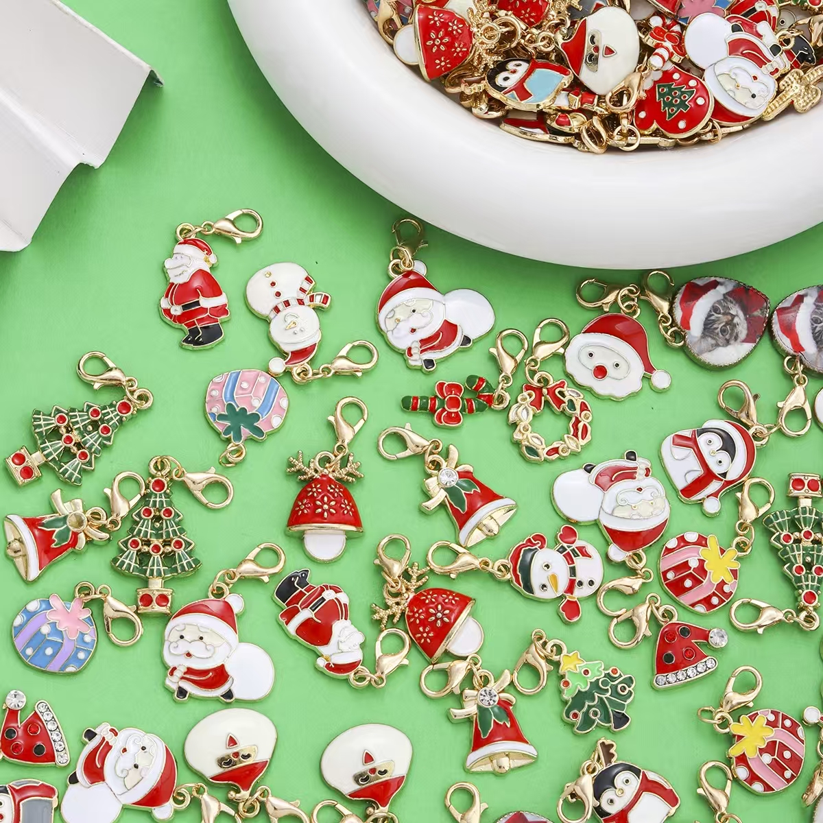 Image of 30pcs Assorted Christmas Keychain Set - Santa Claus, Christmas Tree, Reindeer, Snowflake - Packaged Decorative Hanging Accessories, Christmas Supplies And Gifts