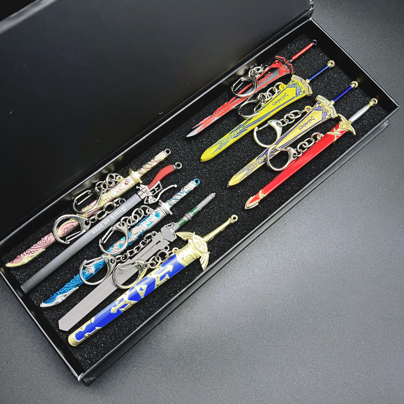 9pcs Mini Alloy Sword Model Gift Set, Key Ring, Key Chain, Movie Anime Game Merchandise Replica, Collector's Keychain for Collectors, Gift for Men, Replica Alloy Desktop Decoration Collectible, Backpack Charm, Gift for Men, Suitable for Performance