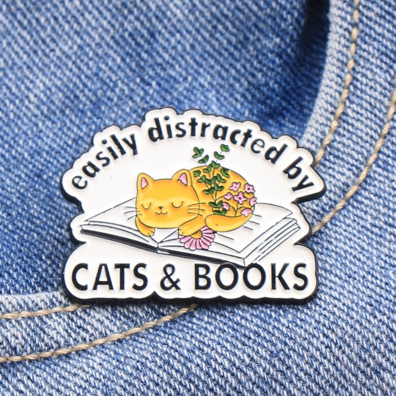 TEMU Een schattige emaille broche, katje slapend in een boek, retro cowboyhoed, accessoire in Amerikaanse stijl, huisdierdecoratie