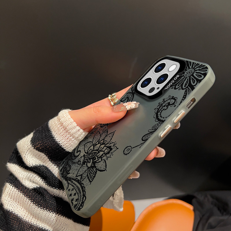 Een stijlvol zwart laser telefoonhoesje met kanten patronen, geschikt voor Apple Iphone 16, 15, 14, 13, 12, 11 Plus Pro Max serie. Perfect als vakantiecadeau, verjaardagscadeau, voor je vriendin, vriend, vrienden of zelfs voor