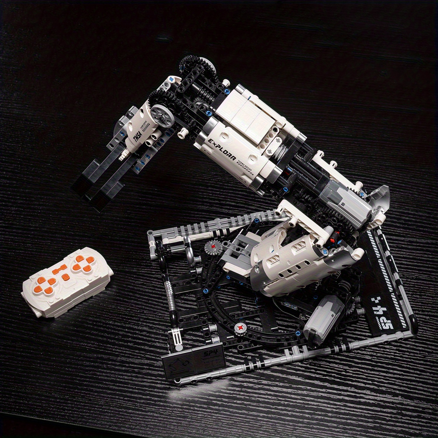 Sci-Fi Mechanical Masterpiece- 784pcs Smart Building Robot| 4-Motor 360° Rotation+ Gripping Arm+ Remote Control