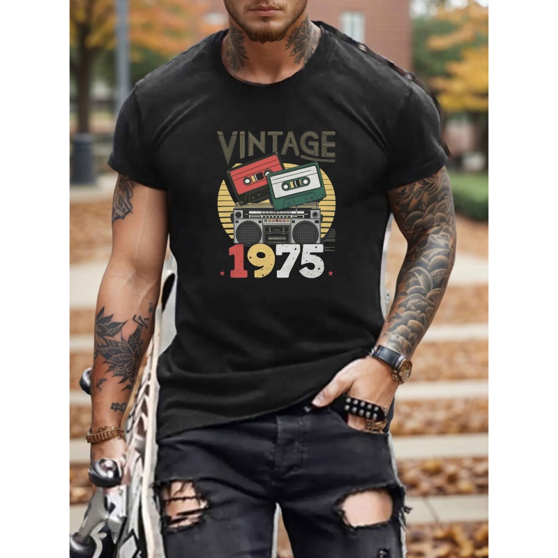 

1pc T-shirt vintage Boombox 1975, T-shirt décontracté à col rond et manches courtes pour homme, Tissu en de polyester légèrement extensible, Motif géométrique, Haut d'été imprimé de cassettes rétro