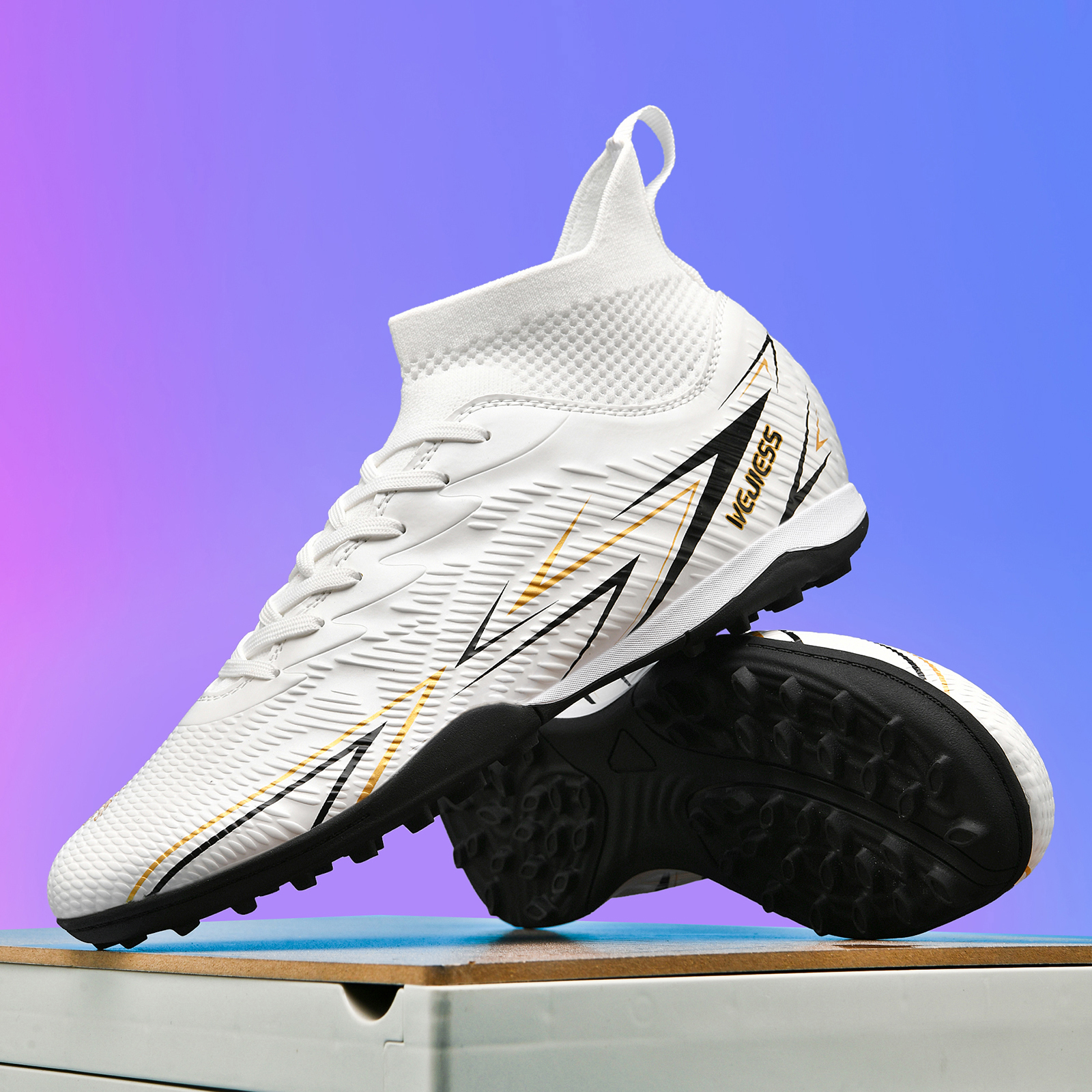 Zapatillas de fútbol transpirables de caña alta para parejas, zapatillas profesionales antideslizantes TF con clavos para hombres y mujeres, calzado de entrenamiento de competición para adultos, zapatillas de fútbol de césped ligero para estudiantes universitarios.