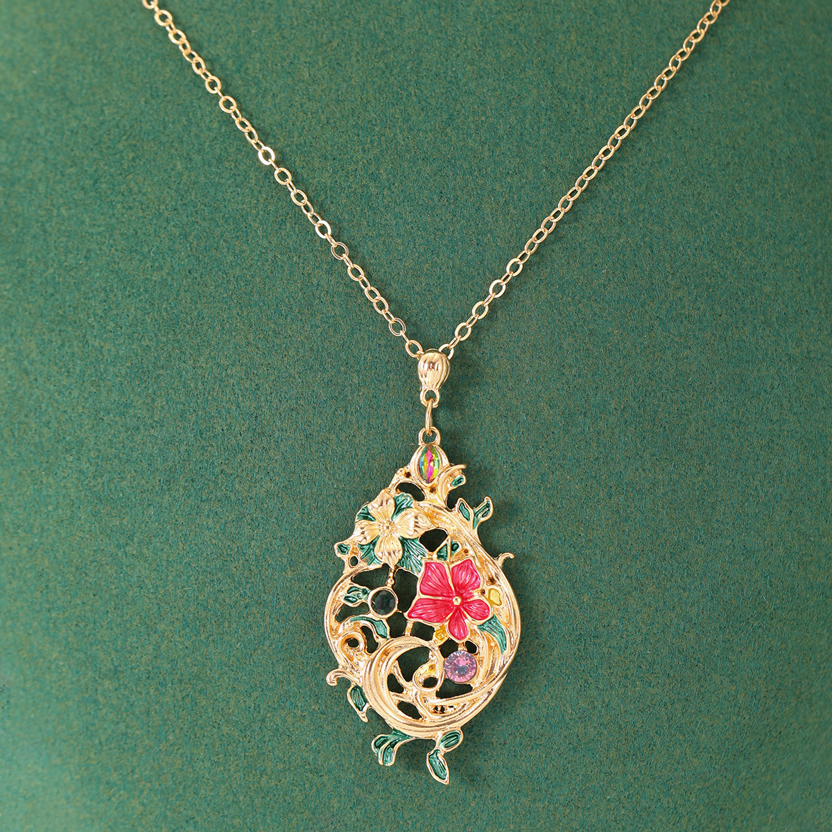TEMU Collar para mujer con colgante retro elegante incrustado de circonita sintética hueca, , verde, con diseño floral y enredadera, ideal para uso