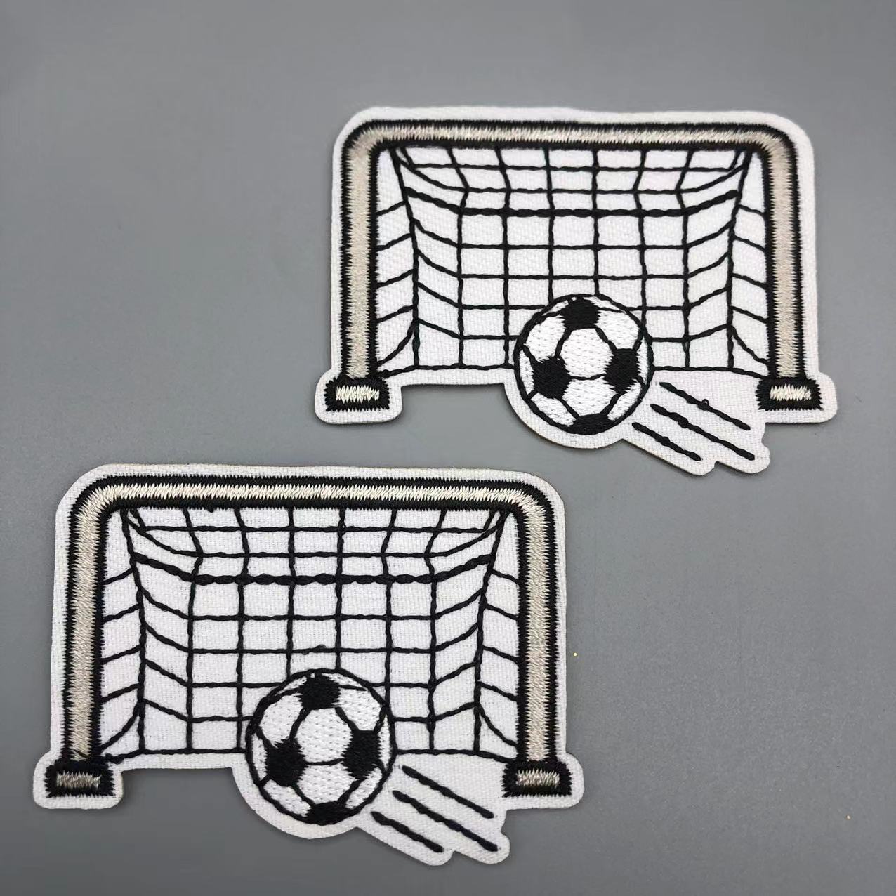E-shop [Modischer sportlicher Stil] 2-tlg. besticktes Aufnäher-Set mit Cartoon-Fußball-Motiv für DIY-Outfits. Einfach anzubringen mit einfacher