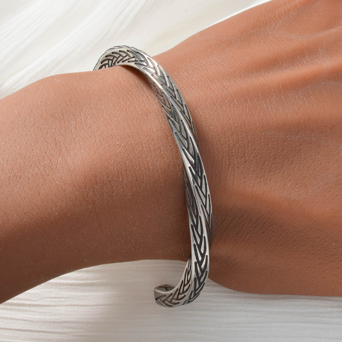 E-shop Vintage strukturiertes offenes Armreif-Armband, mit Used-Look-Finish, stilvolles vielseitiges Armreif aus 304 Edelstahl für Männer Frauen