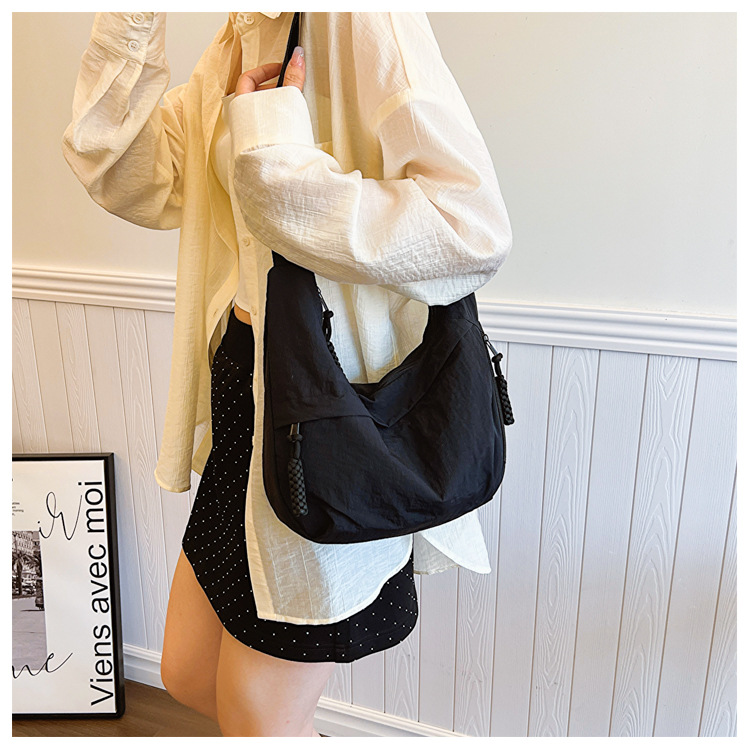 Borsa hobo in tela con nappe e tracolla larga regolabile_voghion.com