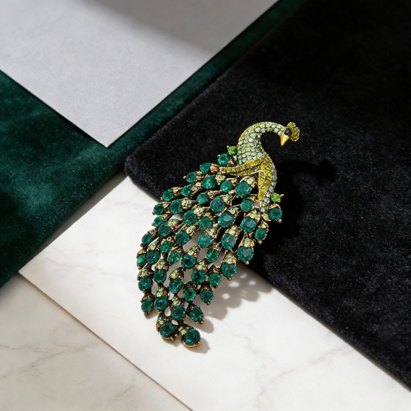E-shop Vintage Strass Pfau Brosche mit klassischen goldenen Akzenten, ein königliches im Vintage-Stil, exklusiv für Damen. Sie verleiht Outfits einen