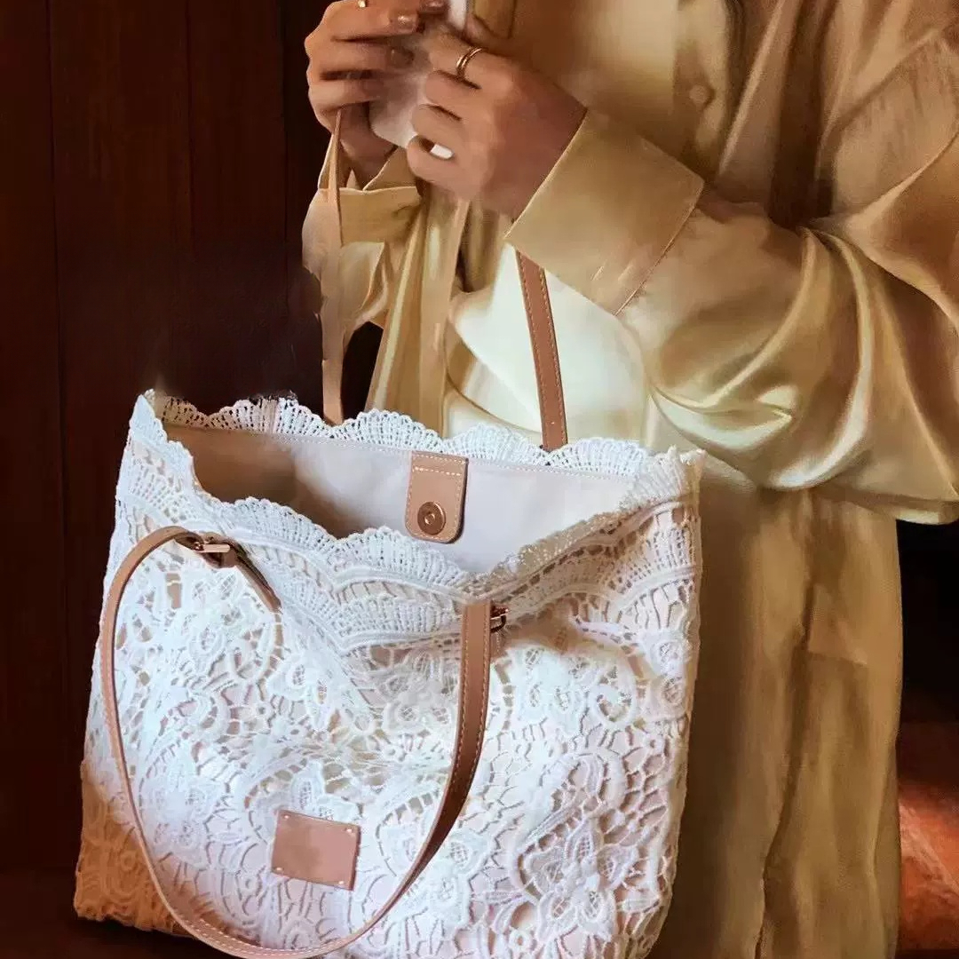 A 2025 New Lace Tote Bag, Featuring Heavy-duty Lace, a Spacious Interior, a Magnetic Snap Closure, and a Bucket-style Design. Soft and Foldable, It Makes a Great Gift for Mom. An Elegant Everyday Commuter Shoulder Bag