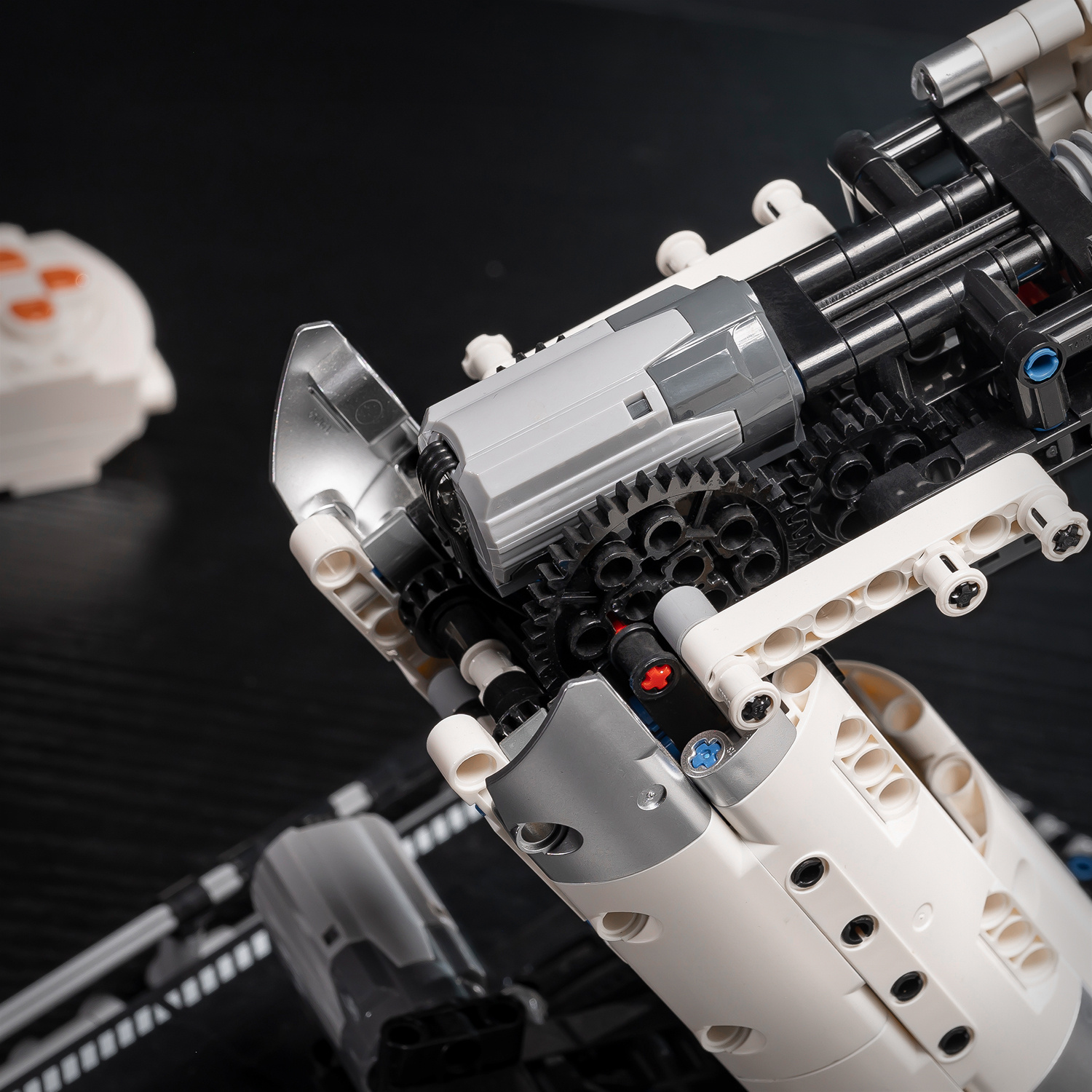 Sci-Fi Mechanical Masterpiece- 784pcs Smart Building Robot| 4-Motor 360° Rotation+ Gripping Arm+ Remote Control