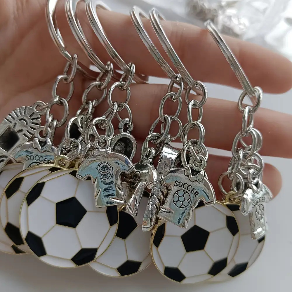 E-shop Geschenk für Sie/Ihn 6-teiliges Fußball-Schlüsselanhänger-Set - Sneaker, Trikots und Ball-Ornamente-Anhänger - Sportbegeisterte und Fans