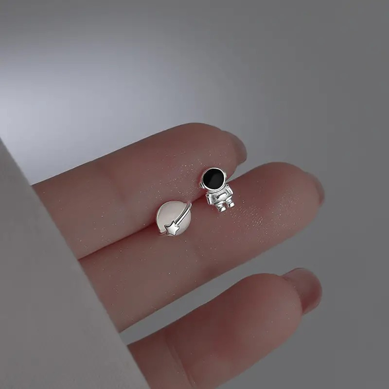 Ladies' Astronaut And Planet Asymmetrical Earrings, Elegante Hypoallergenic Studs, Perfect For Valentine' Day & Fashionable Casual Attire Or Vacation Jewelry With A -themed Theme, For Teenager