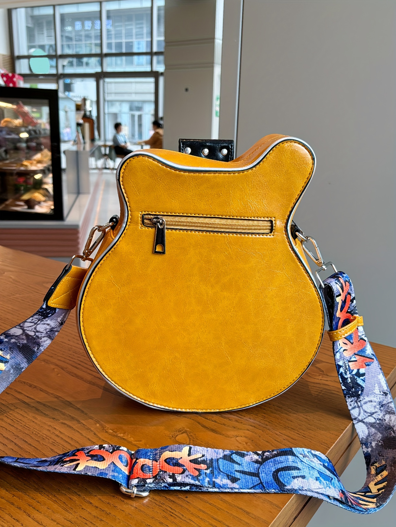Distinctive Creative Y2K Hot American Style  Guitar Shaped Bag Beth Guitar Shaped Bag Shoulder Bag Crossbody Bag Fashionable Chain Rivet Decoration Color Contrast Wide Shoulder Strap Women's Bag Street Unisex Bag