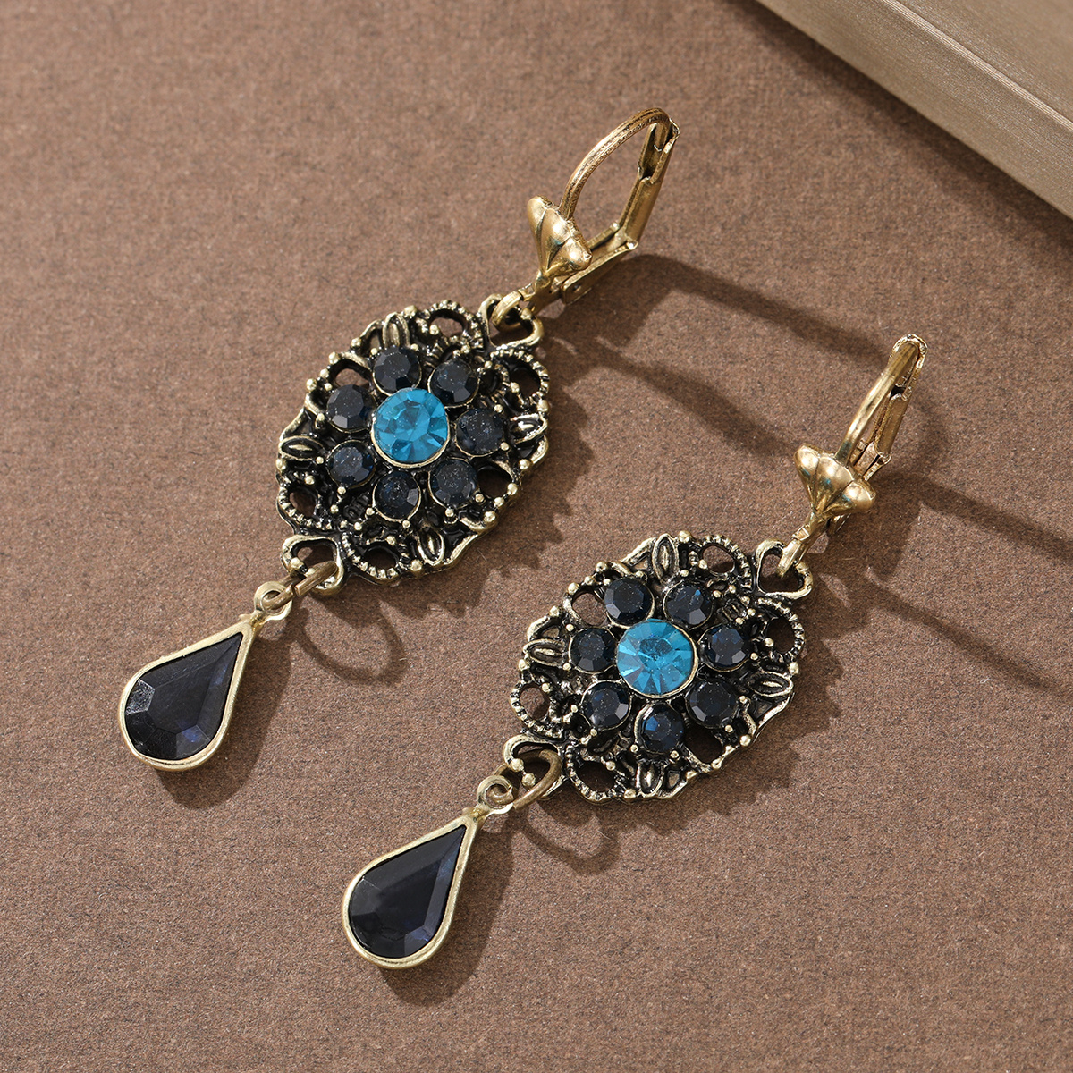 Women's Vintage Oval Carved Floral Teardrop Earrings