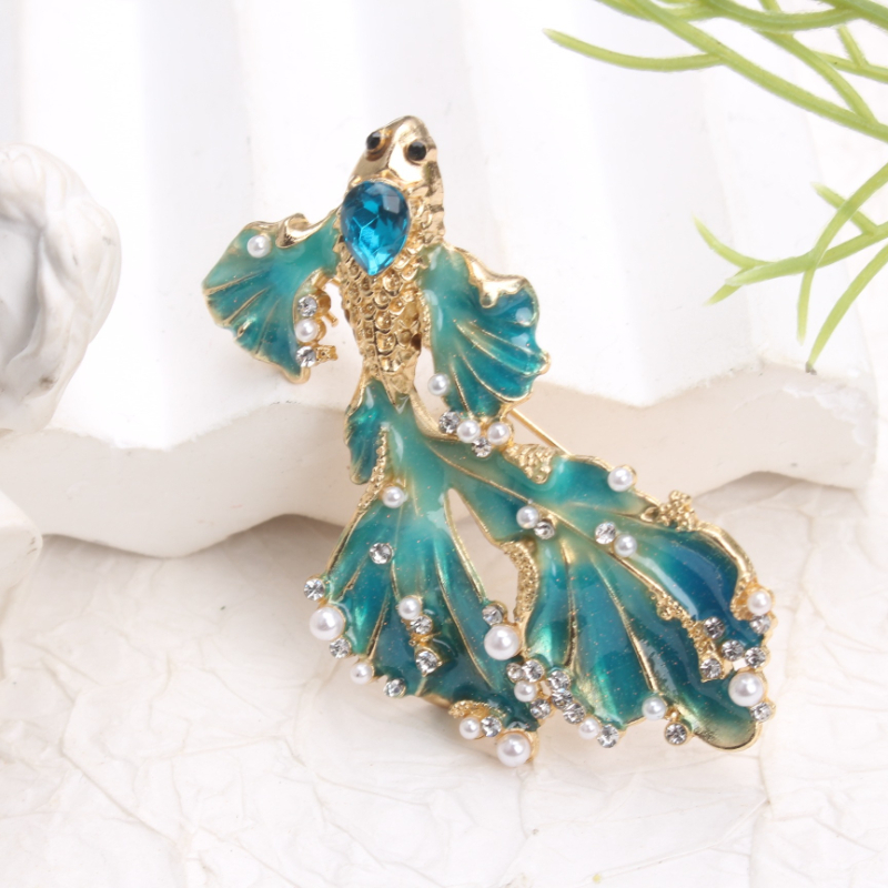 E-shop Wunderschöne, -goldene, fischförmige Brosche, verziert mit Aquamarin-Kristallen und Perlen-Details, ein luxuriöser, skurriler für Damen, , um