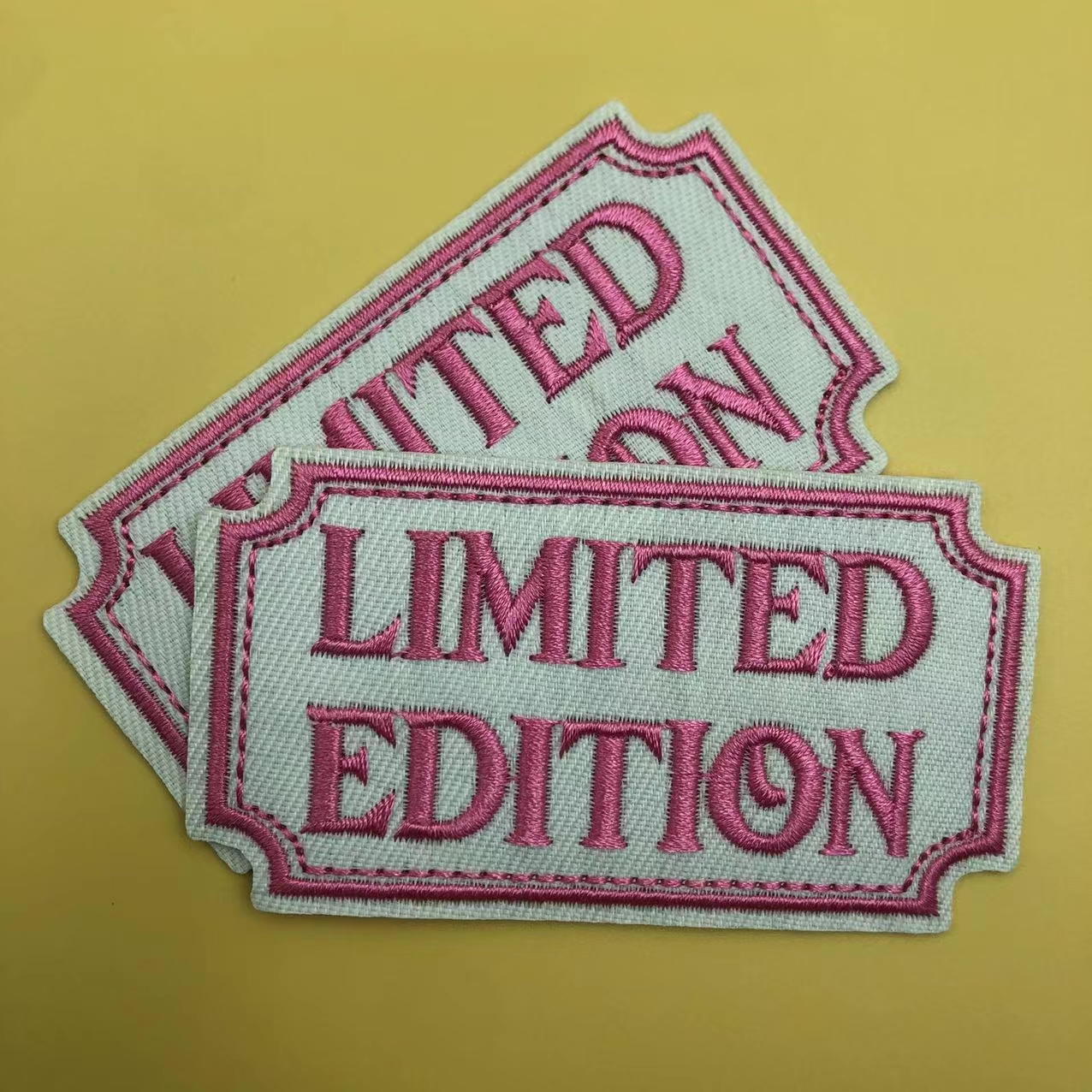 E-shop 2er-Pack Pinke Englische " EDITION" Hitzeschweißbare Stickerei-Patches | Einfach zu Verwenden, Kein Nähen, Ideal zum Aufbügeln, für Kleidung,