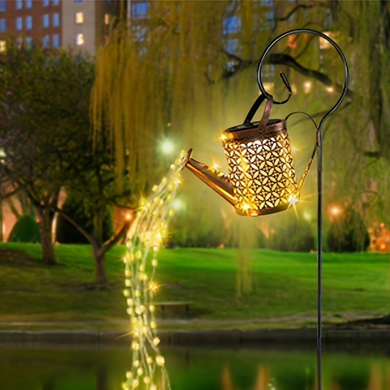 Set de 4 bucăți Lămpi solare în formă de umeraș de udător (2 umerașe de udător + 2 cârlige de păstor), lumină caldă/colorată, senzor de lumină pentru exterior cu pornire/oprire automată. Potrivite pentru diverse locații: grădini, peluze, curți și mese de dining. Ideale ca cadou de housewarming sau