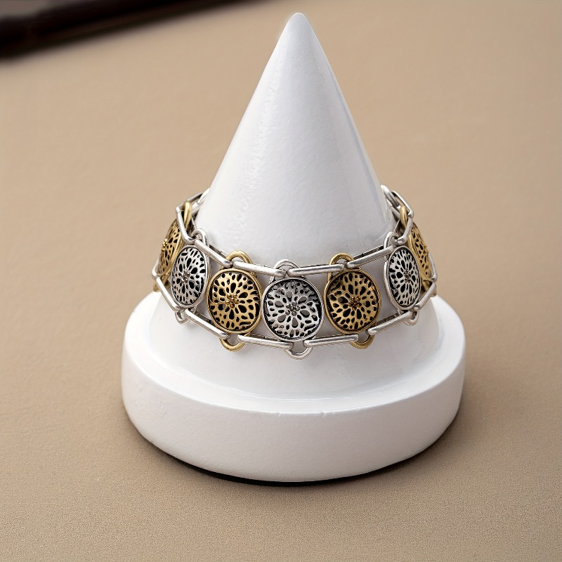 TEMU Een tweekleurige, contrasterende damesmode-armband in Boheemse stijl met uitgesneden bloemen- en geometrische patronen met een metalen textuur,