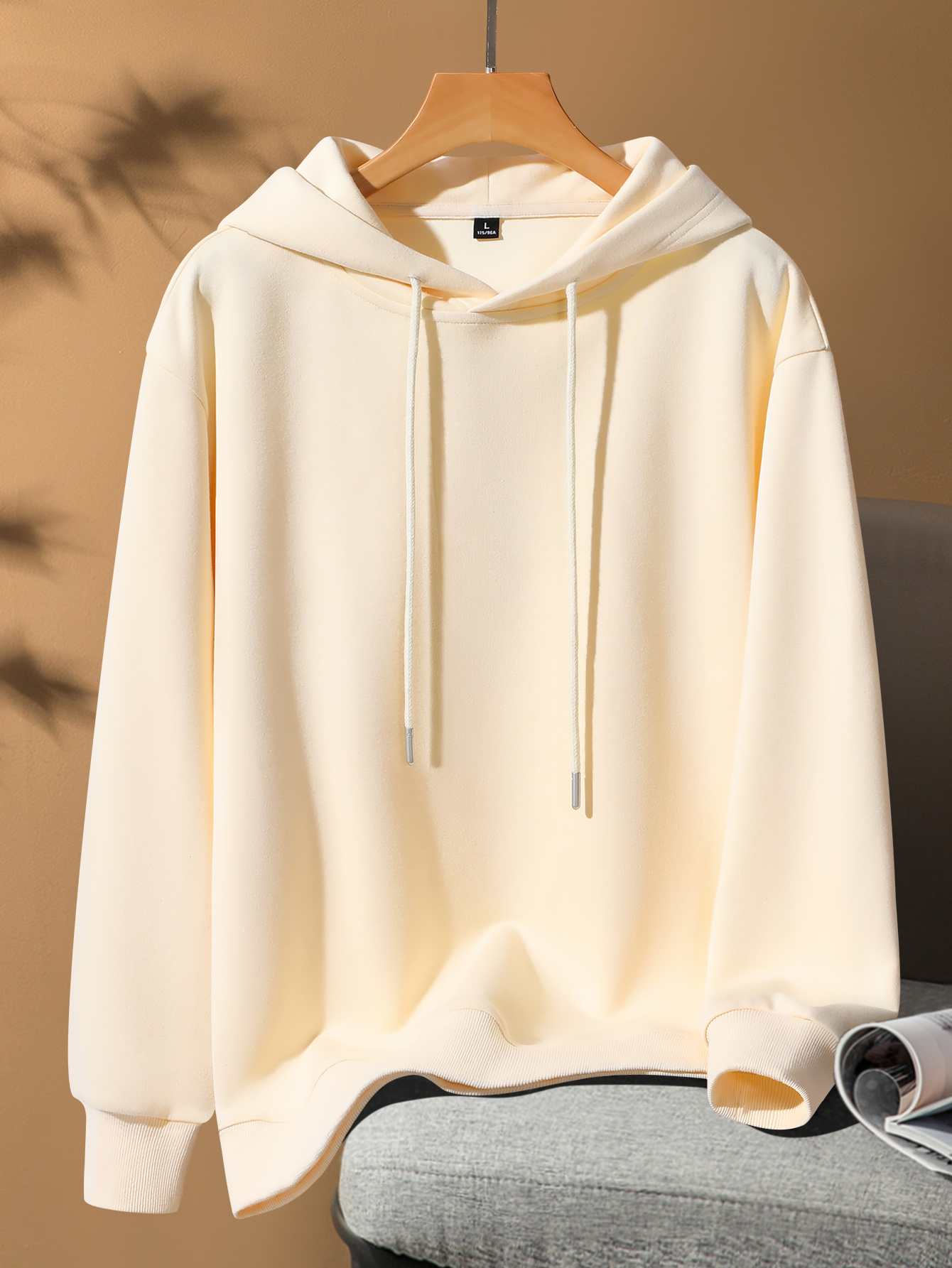 男士白色纯色连帽毛衣 - 极简主义纯色套头毛衣，光滑质感，柔软针织般触感，可机洗，春秋叠穿必备，休闲与半正式穿着，无扣/拉链设计 - 长袖常规版型，光滑质感，适合叠穿，宽松版型，适合春秋季节，白色，极简设计, 男士运动衫,男士连帽衫 0