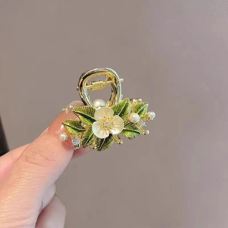 E-shop Hochwertige Haarspange für Damen, mit einem grünen Blatt- und Muschelblumen-Design, für halbhohe Frisuren mit kleinen Haarklammern und