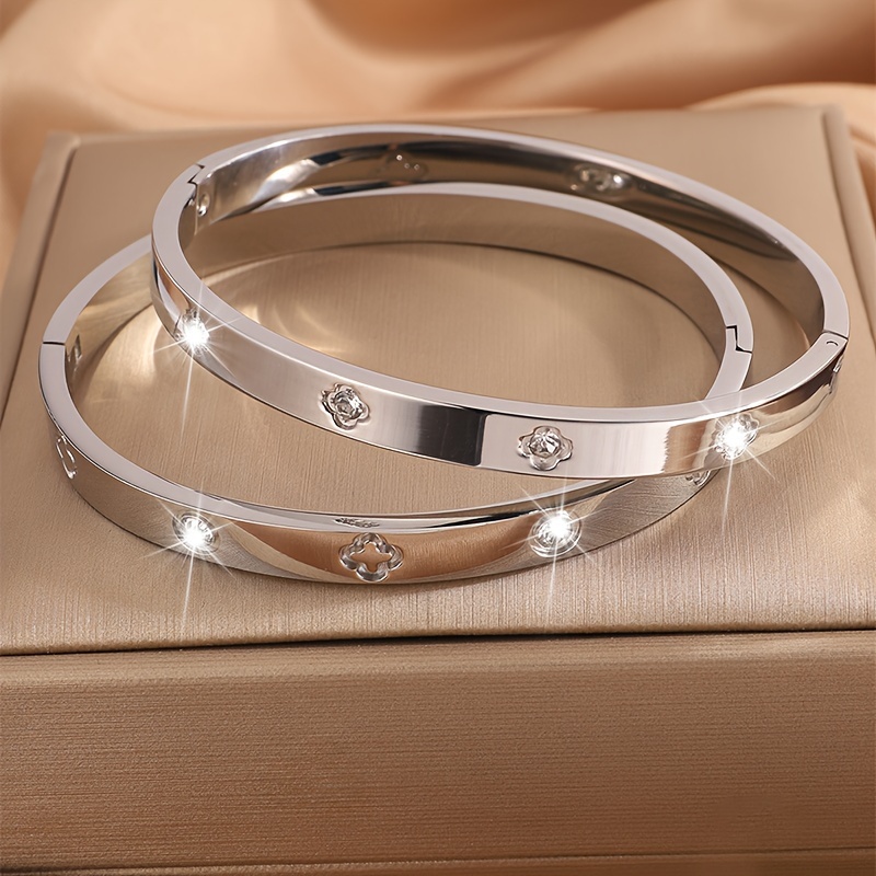 TEMU 2pcs Women' Steel Bracelet Set Suitable For , Vacations & Daily Wear - Minimalist Clover, Matching Bracelets Gift For Girlfriend, Wife, (vacuum