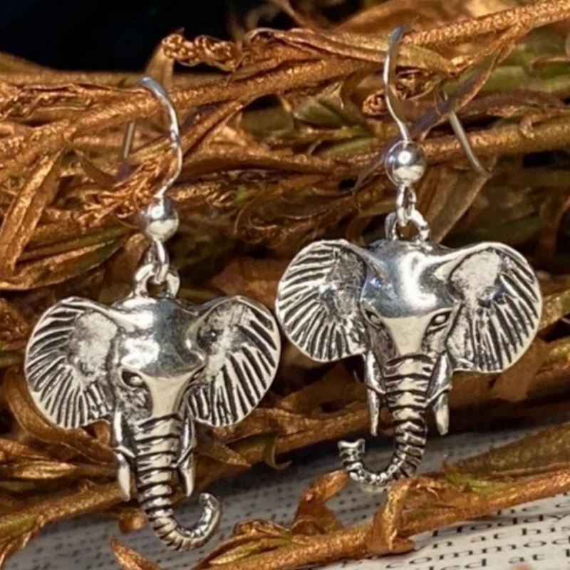 Retro Elephant Pattern Carving Pendant Necklace