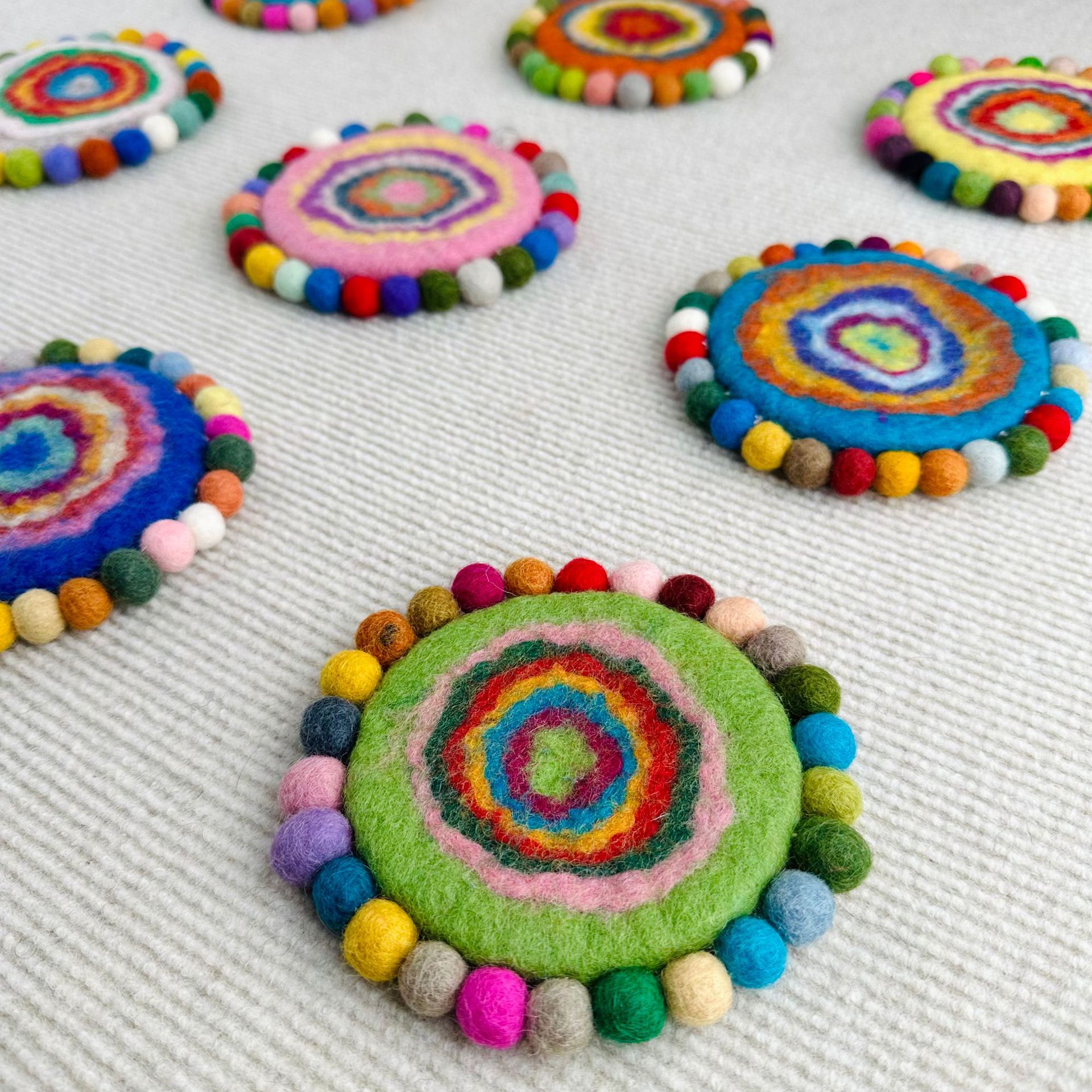 Image of 2pcs Handmade Random Color Wool Felt Gradient Coasters, Suitable For Cups, Dining, And Pots