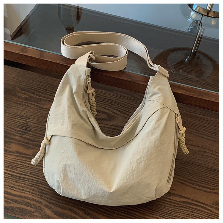 Borsa hobo in tela con nappe e tracolla larga regolabile_voghion.com