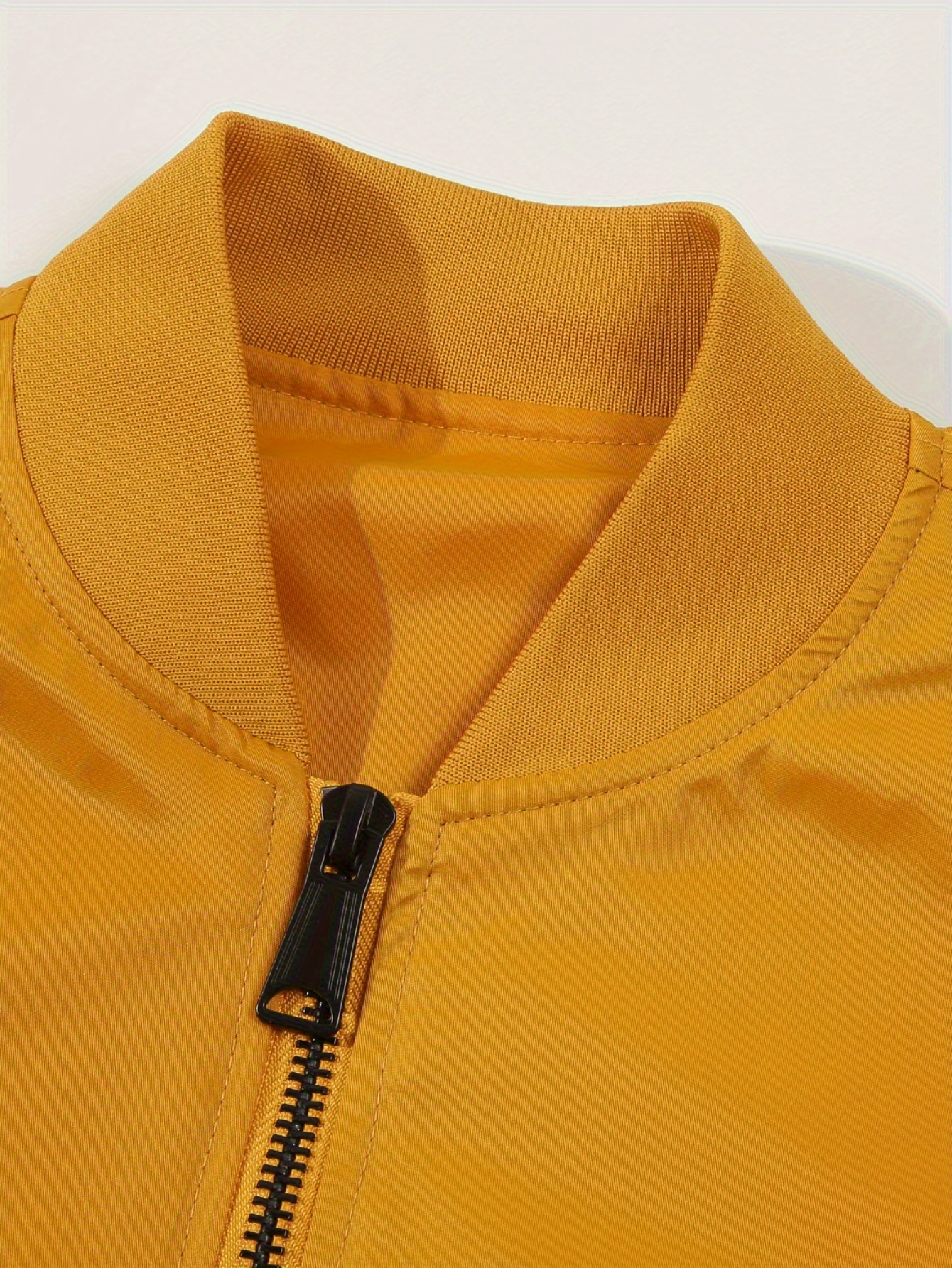 MA1 Pilotjas voor Heren - Vliegtas met Rits en IKON LEGEND Achterkant Print, Volledige Ritssluiting, Opstaande Kraag - Buitenkleed voor Luchtvaartliefhebbers voor Casual & Formele Gelegenheden - Niet-Rekbare Stof - Overgangsjasje voor Lente/Herfst, Cadeaus voor Piloots, Duurzame Polyester Voering, Sportief Ontwerp, Hoogwaardige Stiksel, Jas met Rits, Outdoor Avonturiers