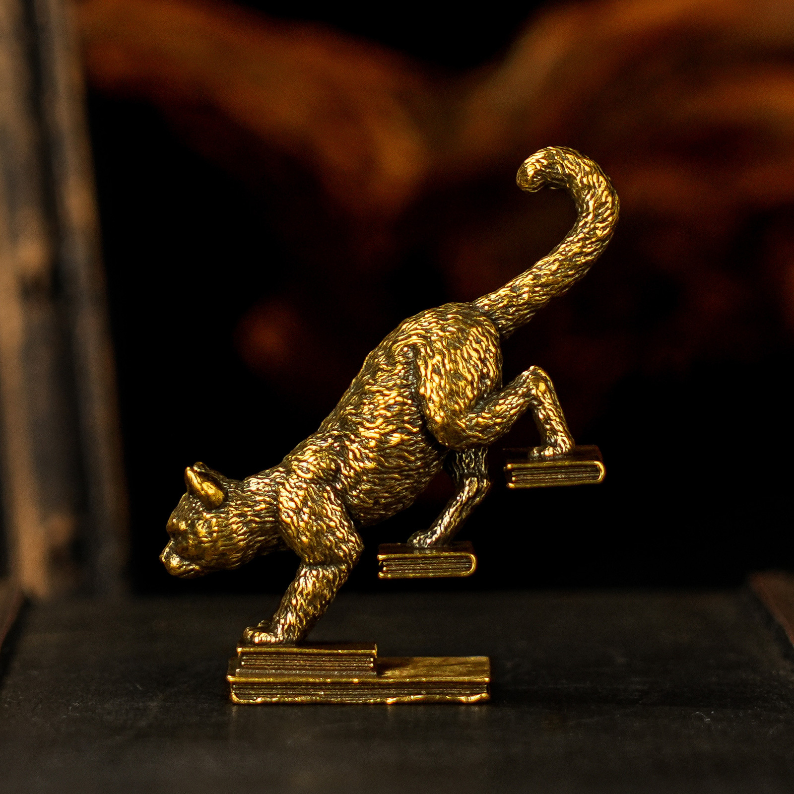 E-shop Skulptur einer herunterlaufenden Katze aus 100% massivem Messing - Vintage Retro Schreibtischdekoration, Sammlerfiguren für Schränke mit