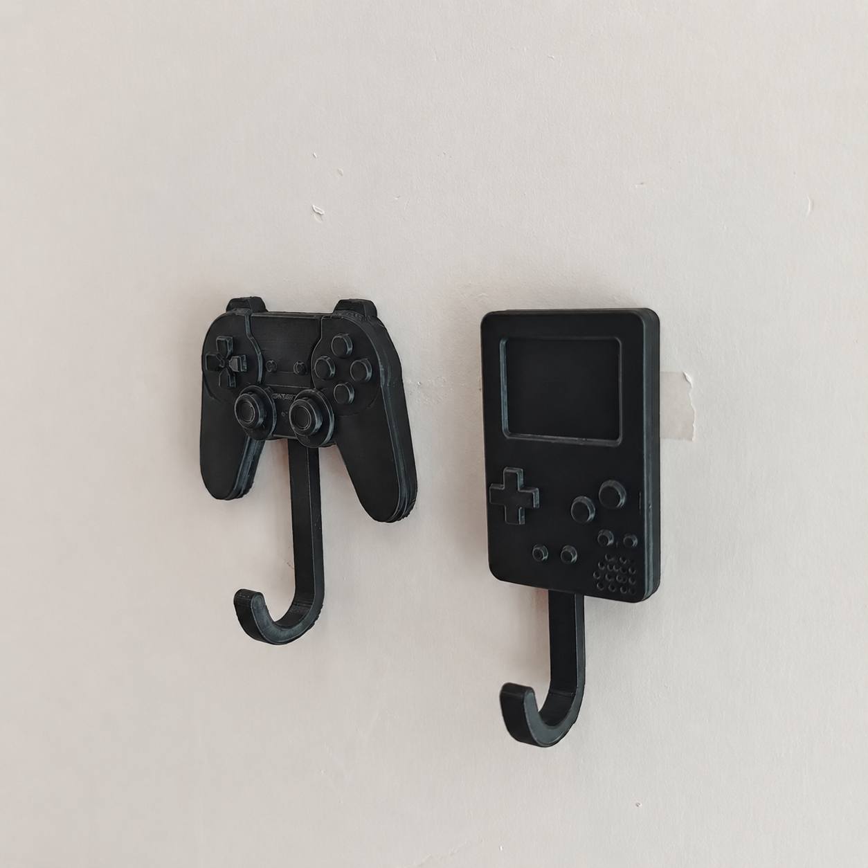 TEMU Ganchos de pared de 2 piezas con forma de mando de videojuegos retro y consola portátil - Colgadores de llaves nostálgicos de plástico adecuados