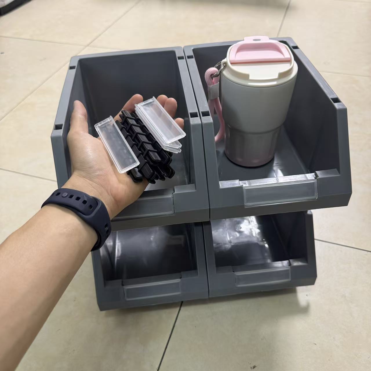 TEMU Juego de 4 contenedores de almacenamiento grandes de plástico con compartimentos transparentes etiquetados - organizador modular entrelazable,