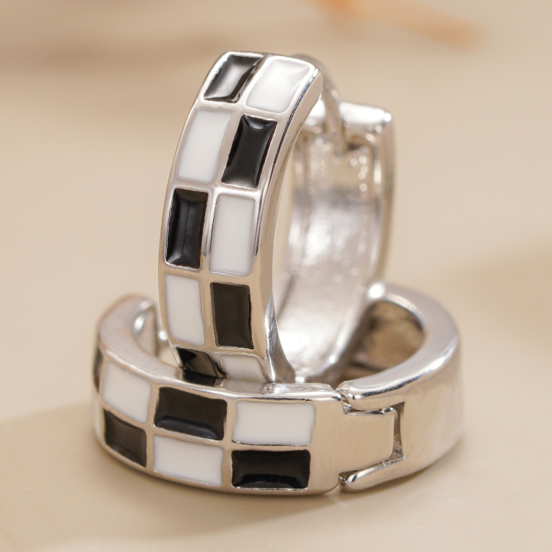 E-shop Exquisite Mode Emaille Karierte Kreis Ohrringe für Damen Freizeit Partys Vielseitige Ergänzungen Einzigartige Geburtstagsgeschenke Schmuck