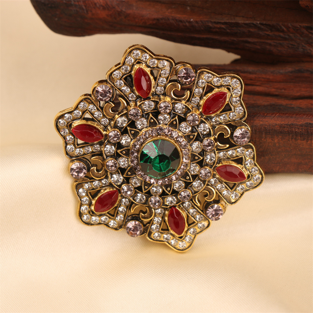 Men's And Women's Brooch Pins Featuring A Luxurious Baroque