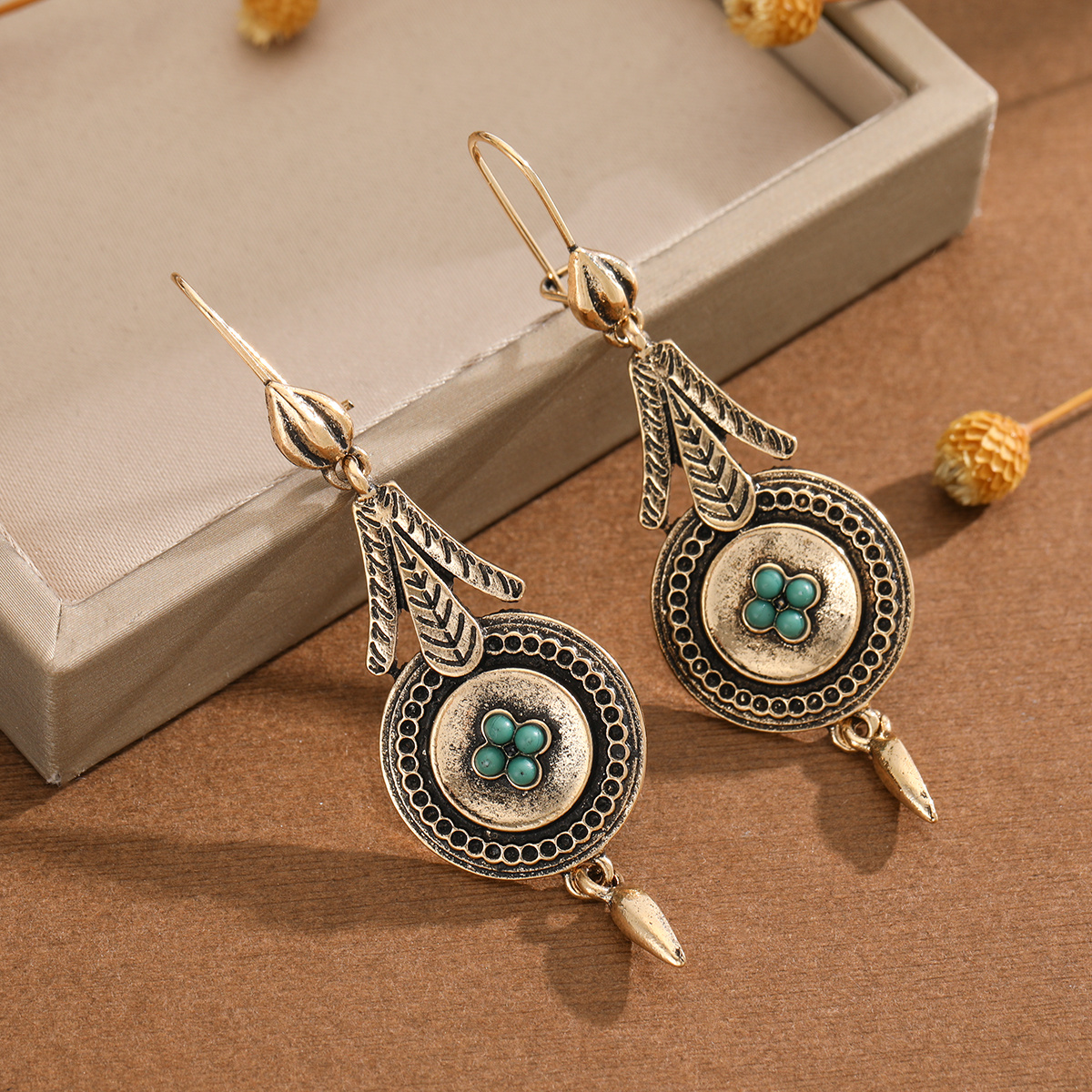 TEMU Boucles d'oreilles pour femmes, style bohème vieilli, avec plat rond sculpté de feuilles et incrusté de 4 clous en synthétique au bas, pendentif
