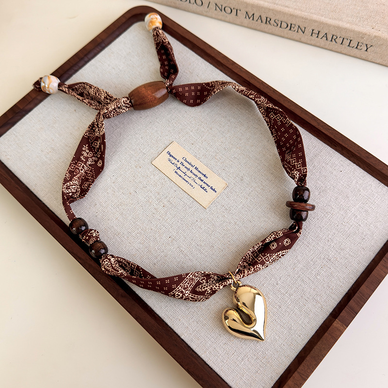 Image of Vintage-style Paisley Print Neck Scarf Necklace For Women, A Unique And High-end Decorative Accessory, With Sweaters And A Fashionable Touch To Any Outfit