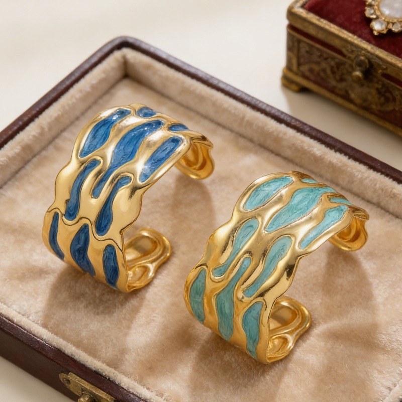 Women's Light Luxury Irregular Flowing Texture White Enamel Wide C-Shaped Bangle