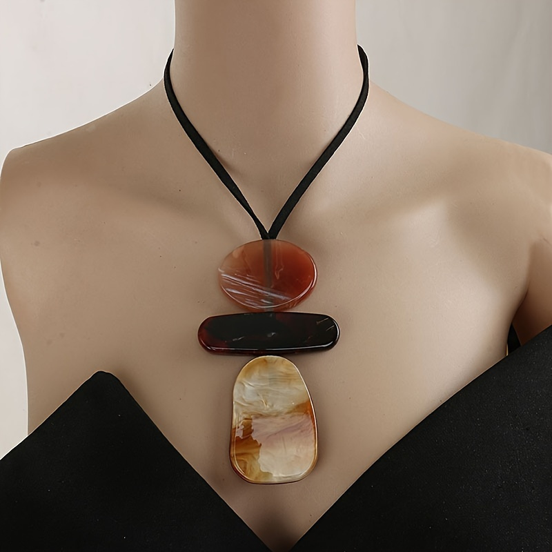 G Shape Pendant Necklace with Tortoiseshell Resin