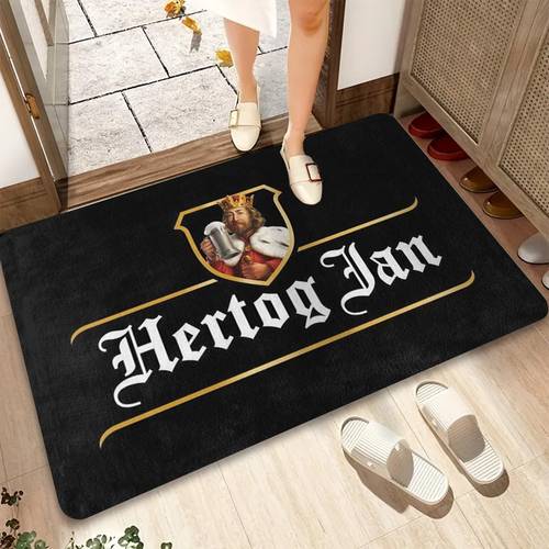 een hertog jan koninklijke bier thema flanellen dikke buiten deurmat, met een sponsdikte van 0.4 inches/580g㎡, met een draagende karakter die een bier pul de houdt. het is een unieke decoratie voor bars en restaurants, geschikt voor buiten ingangen