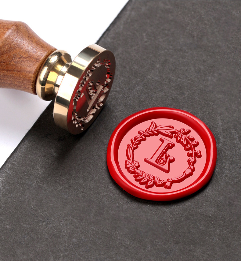 1 Set Wax Seal Stamp Wreath Letter Metal Seal Head+Rosewood Handle, 26 English Letter Fire Paint Seal, Suitable for Wedding Invitations, Envelope Cards, Gift Packaging, Scrapbooks