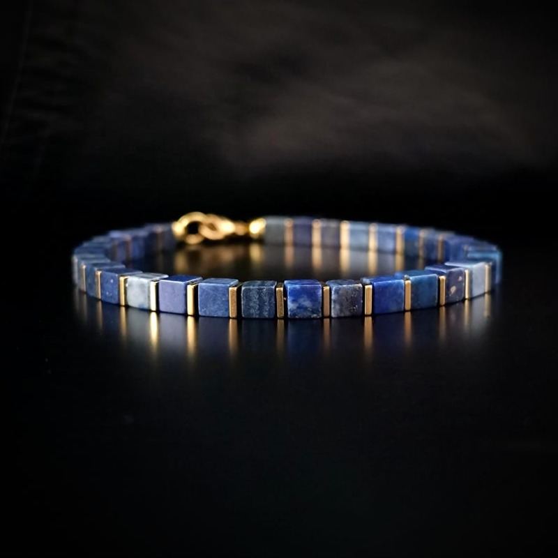 E-shop Handgefertigtes Herrenarmband aus Lapis und goldenem Hämatischwarz - Elegante Handwerkskunst