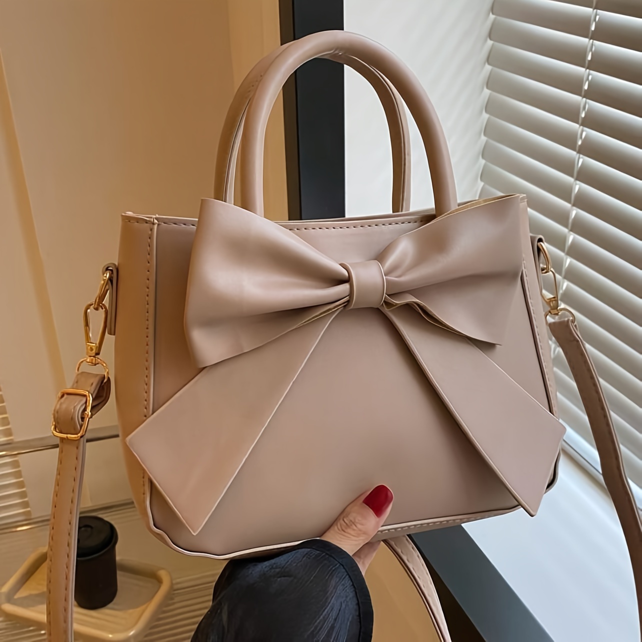 

Sac à Main Élégant pour Femme avec Grand Nœud Accent – Double Poignée & Sac Bandoulière, Quincaillerie Dorée, Design Élégant pour un , Sac Bandoulière Élégant | Sac Décontracté Moderne | Sac à Main