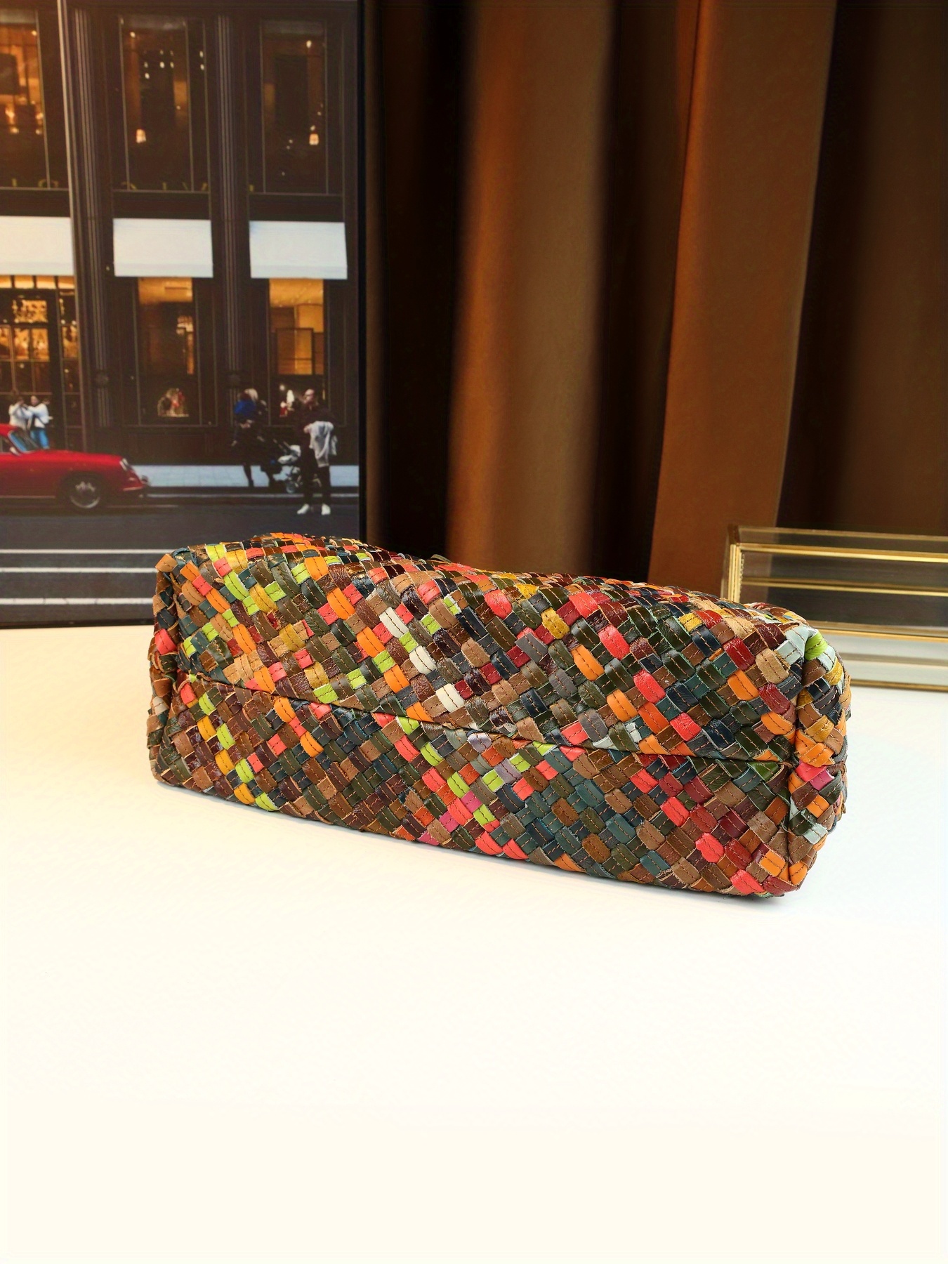 Handbag with detachable shoulder strap