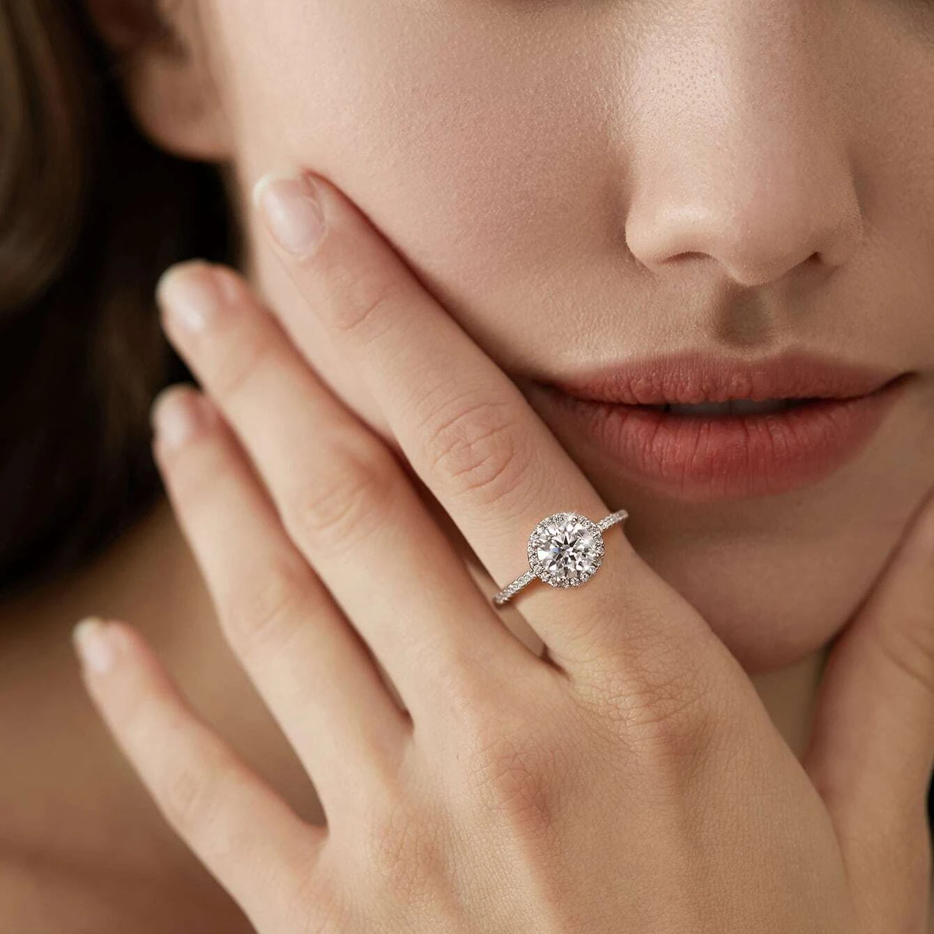 2 Carat S925 Round Moissanite Ring - Opulent and Elegant Style