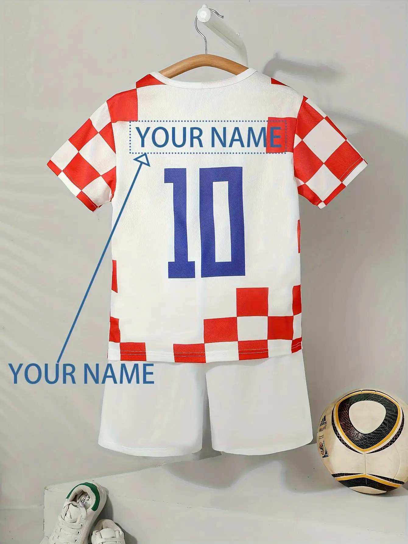 nogometni dres po mjeri veličine 10 - hrvatski stil, izrađen od izdržljivog poliestera, jednostavan za održavanje, s neprozirnim   izrezom, branje  , pogodan za proljetnu i ljetnu odjeću na otvorenom, može se personalizirati imenom