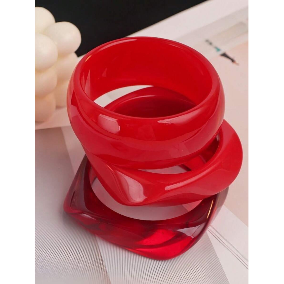 E-shop Vintage Elegantes Transparentes Rotes Harz Breites Armband, Verführerisch, für Frauen auf Reisen, im Urlaub, bei Dates, beim Einkaufen, auf