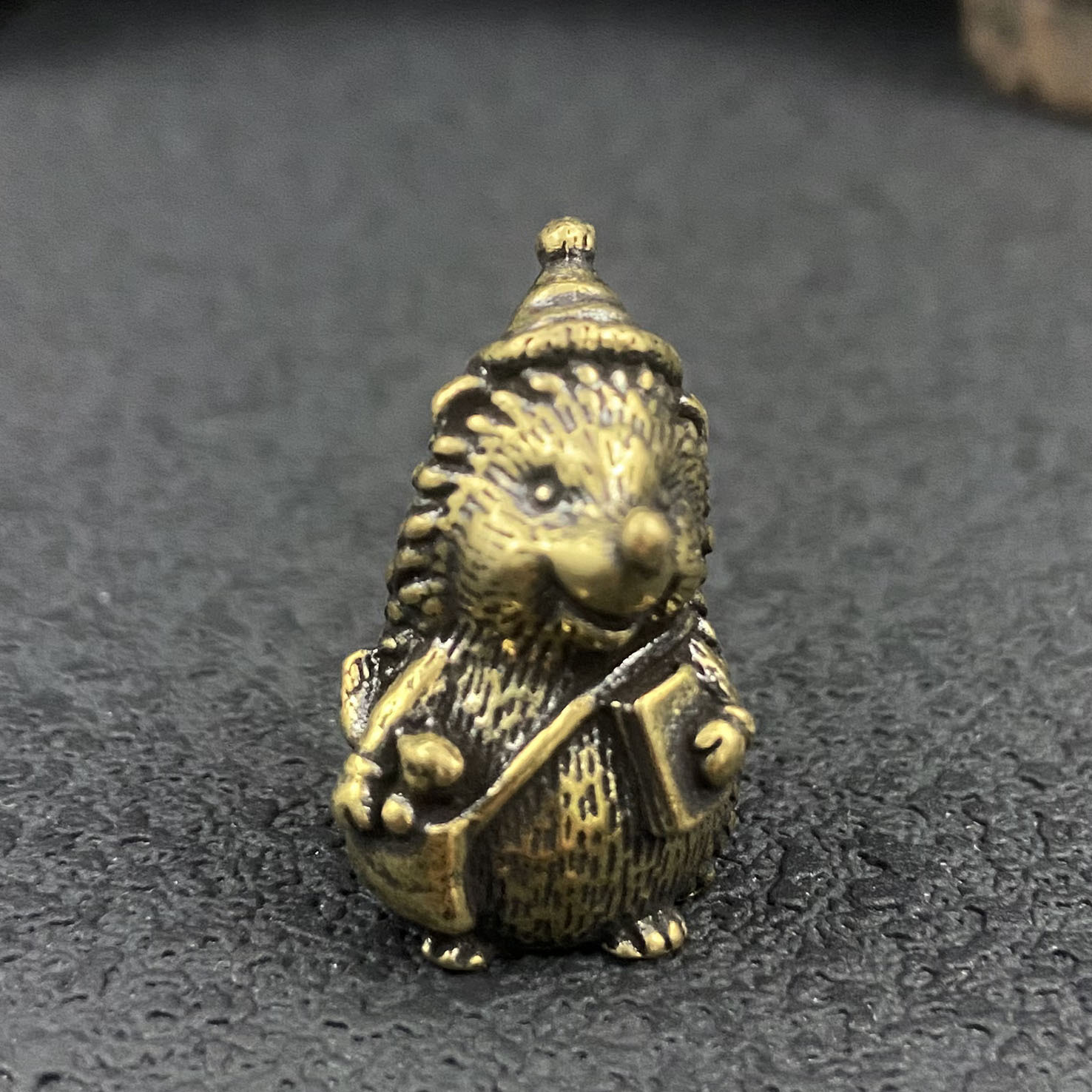 E-shop Sammelfiguren, Igel Lehrer Figur aus Messing | Solide Dekoration für Schreibtisch und Bücherregal zu Hause und im Büro, Großhandelsgeschenk für