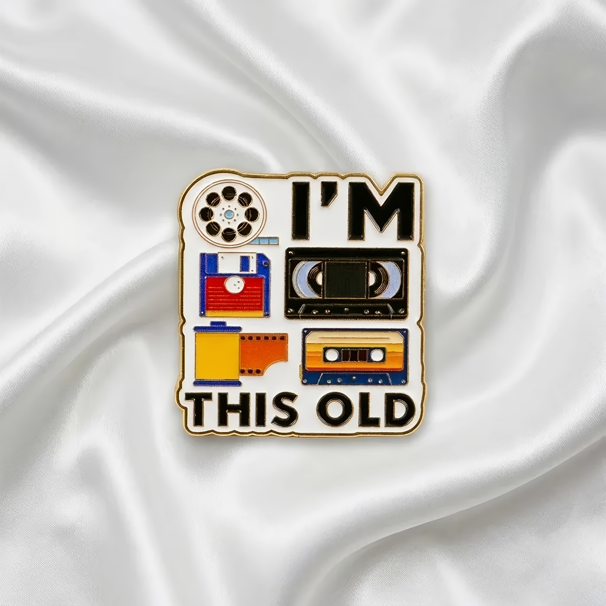 TEMU Broche con eslogan en inglés "I'M THIS OLD" estilo retro nostálgico, combinación creativa de cinta y disco flexible, pin de esmalte con forma, ,