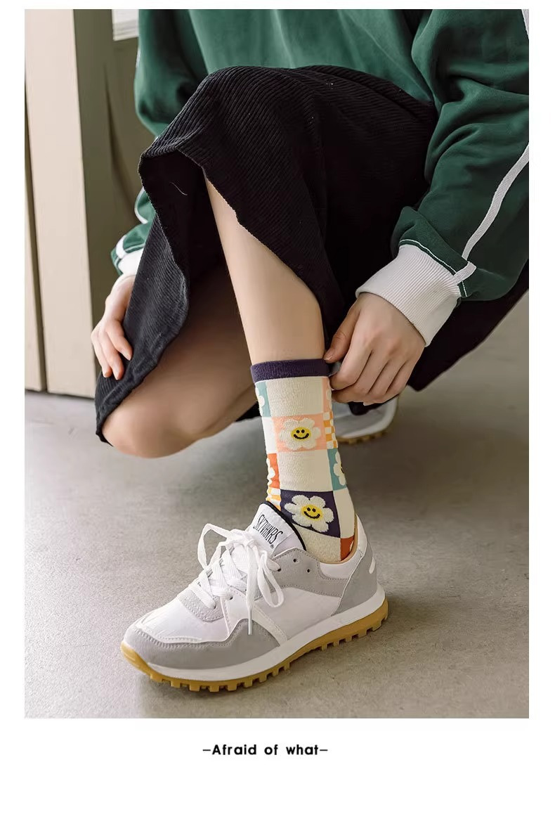 5 paires de chaussettes longues pour femmes avec impression de  , décontractées et polyvalentes,  , en   polyester (97%) et spandex (3%), chaussettes sportives, lavables à   - poids du tissu 237g/m² détails 2
