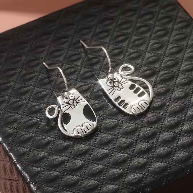 Women's Retro Kitten Asymmetrical Earrings — Playful Design